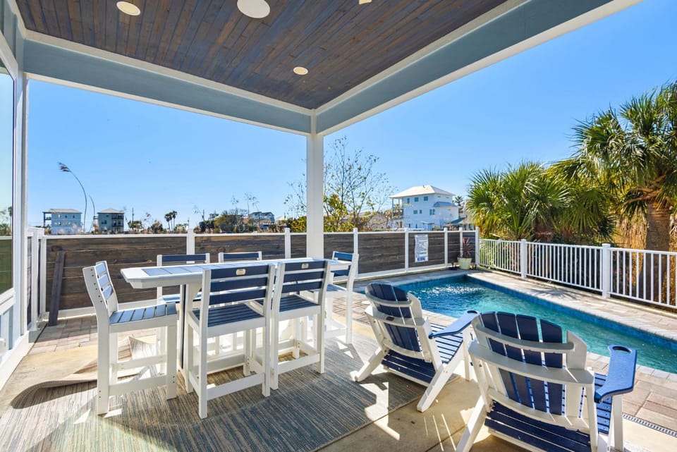 Stunning custom coastal hideaway with private pool House in Laguna Beach