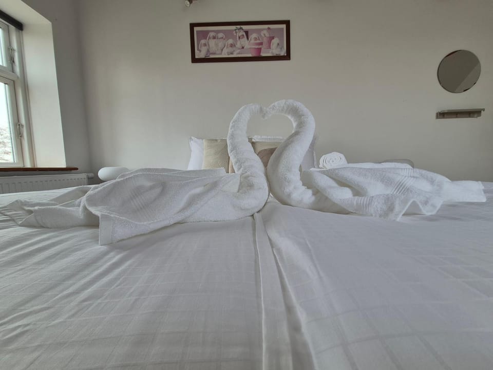 Bed, Bedroom, towels