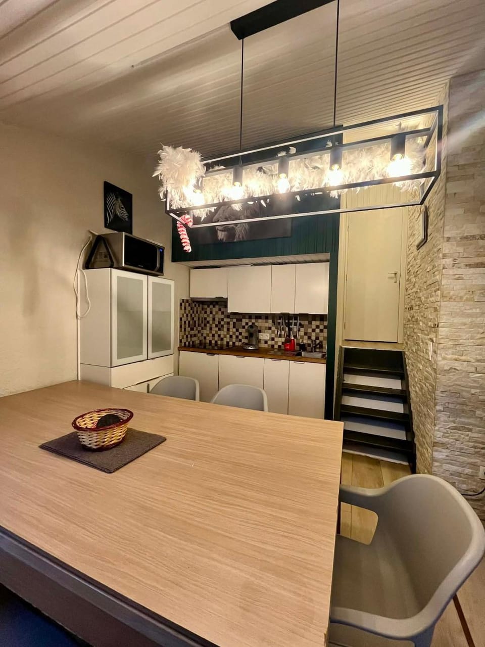 Kitchen or kitchenette, Dining area