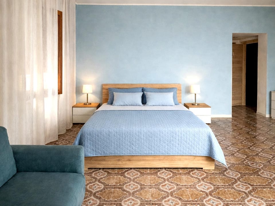 Bed, Photo of the whole room, Seating area, Bedroom