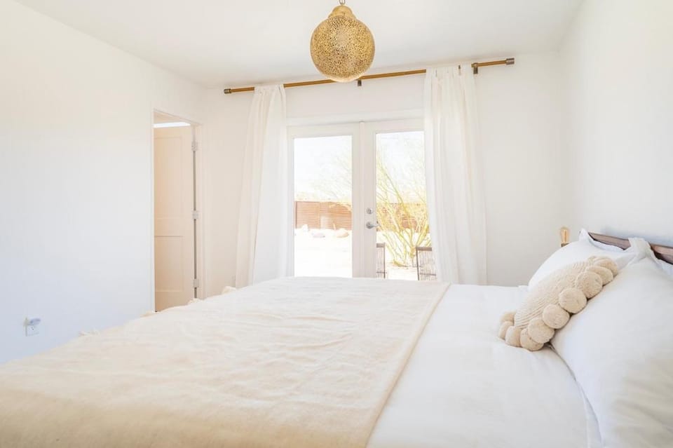 Desert Sage - Walk to Downtown JT - Private Retreat House in Joshua Tree