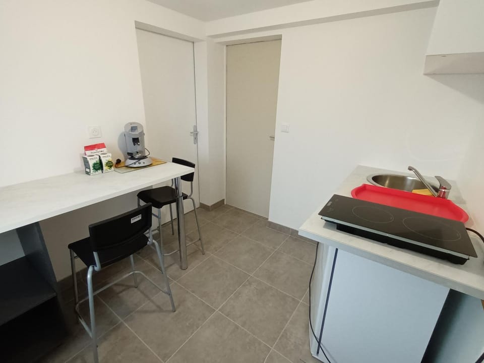 Chambre indépendante avec Kitchenette et sdb Bed and Breakfast in Pays de la Loire