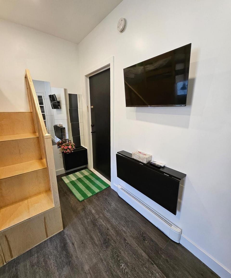 Maison Mosaïque Design Loft near Leonard Cohen Mural Apartment in Laval