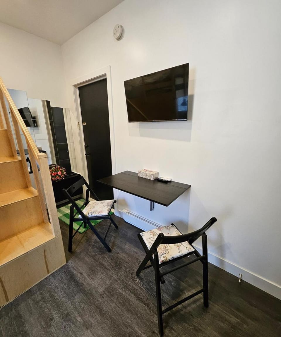 Maison Mosaïque Design Loft near Leonard Cohen Mural Apartment in Laval