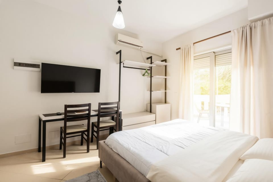 Communal lounge/ TV room, Bed, TV and multimedia, Photo of the whole room, Evening entertainment, Bedroom, air conditioner