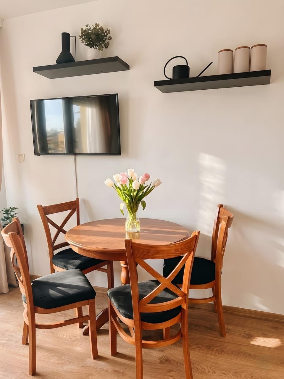 TV and multimedia, Kitchen or kitchenette, Living room, Decorative detail, Seating area, Dining area