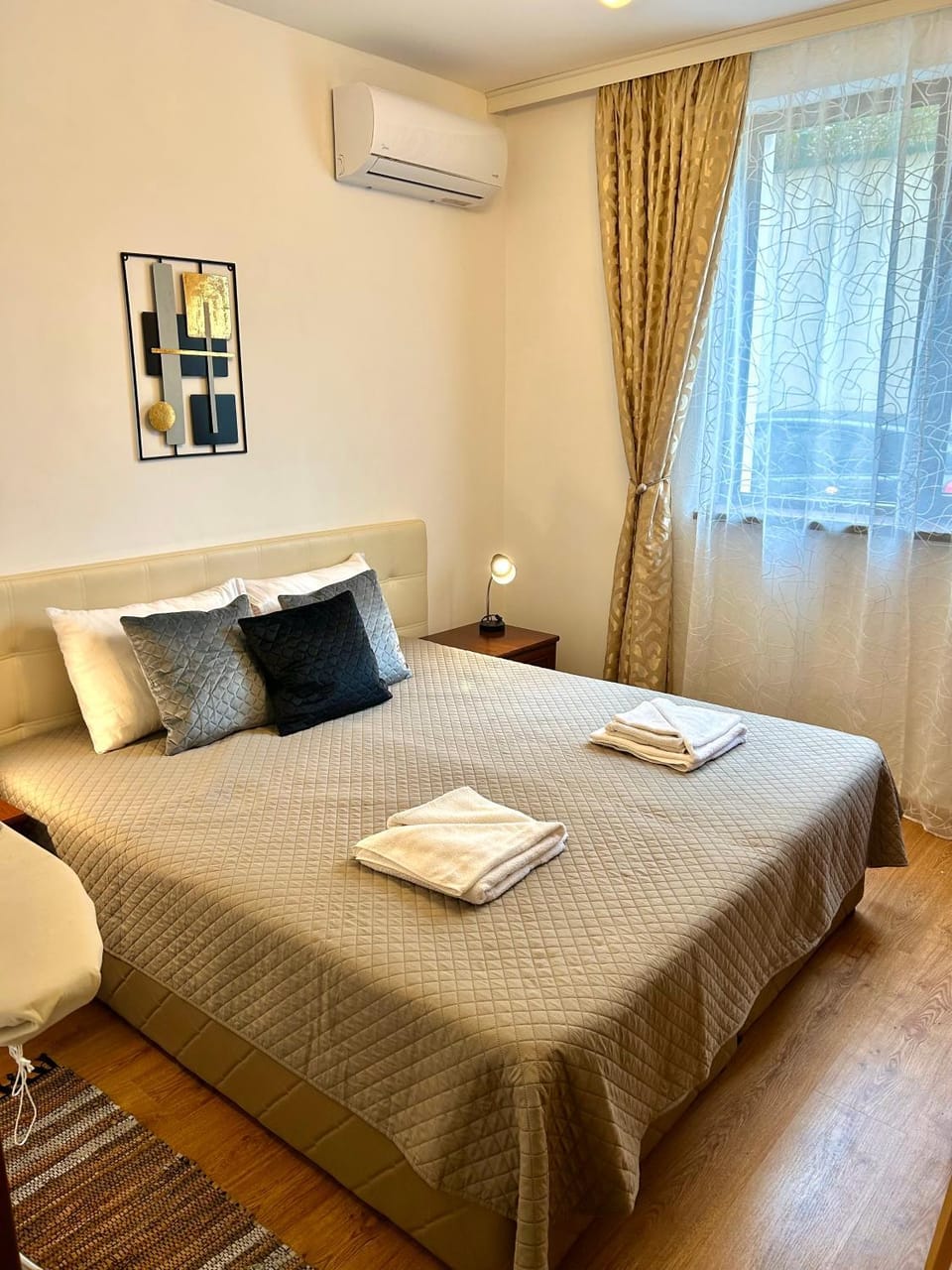 Bed, Living room, Photo of the whole room, Seating area, Bedroom, towels, air conditioner