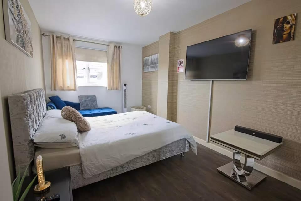 Bed, TV and multimedia, Photo of the whole room, Bedroom, towels
