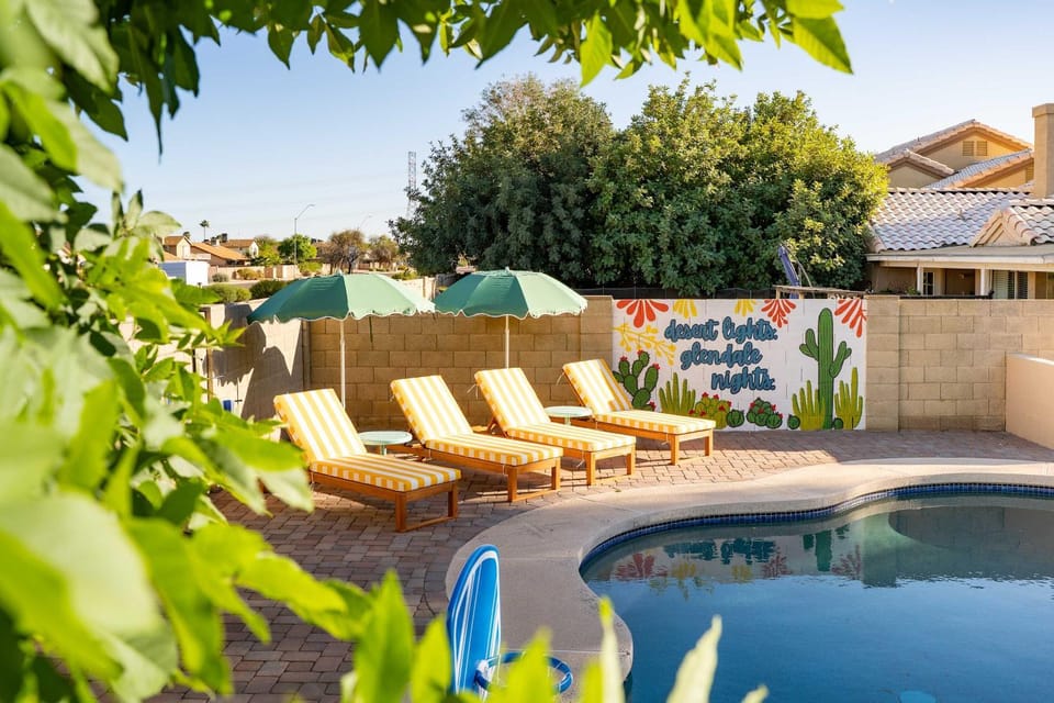 Glendale Getaway - Pool Court Theater Game Room House in Phoenix