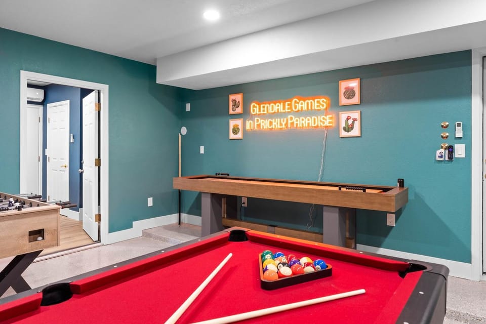 Glendale Getaway - Pool Court Theater Game Room House in Phoenix