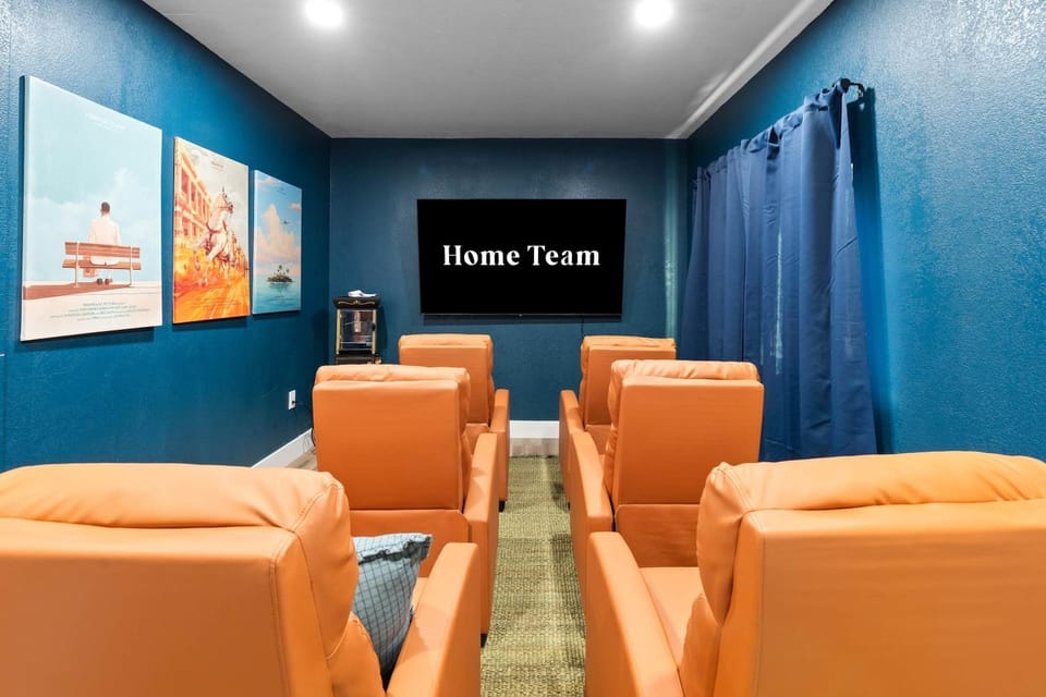 Glendale Getaway - Pool Court Theater Game Room House in Phoenix