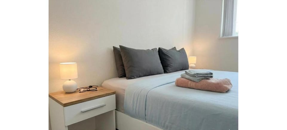 Bed, Photo of the whole room, Bedroom, towels