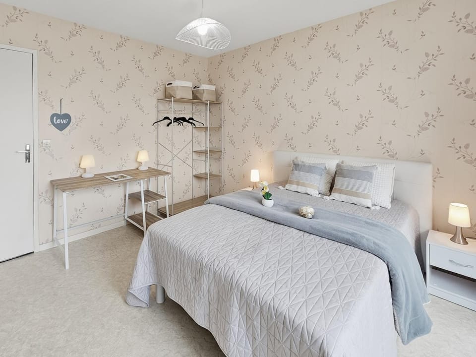 Photo of the whole room, Seating area, Bedroom
