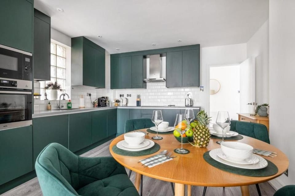 Coffee/tea facilities, Kitchen or kitchenette, Dining area, stove