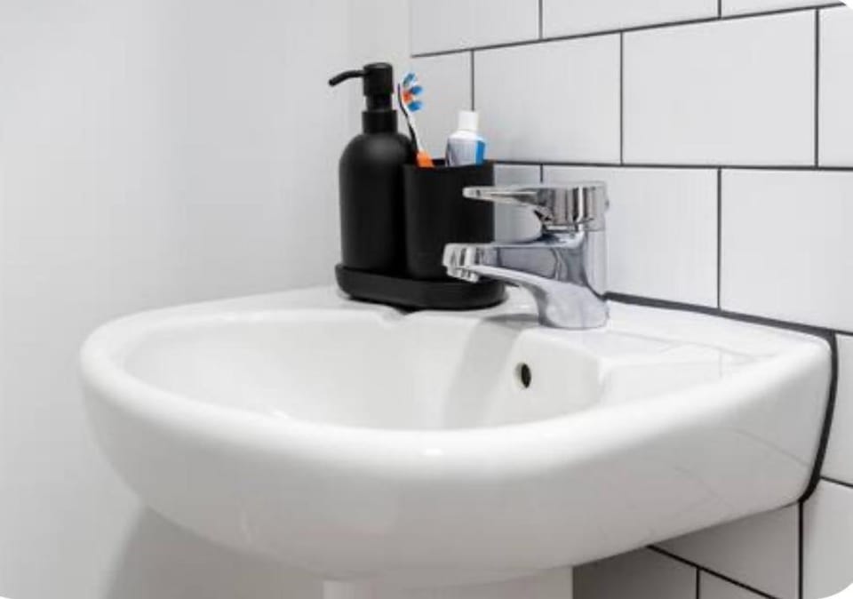 Modern 6 bed property in Sheffield with parking House in Sheffield