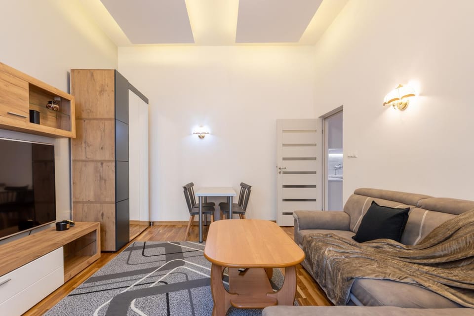 TV and multimedia, Kitchen or kitchenette, Living room, Seating area, Dining area