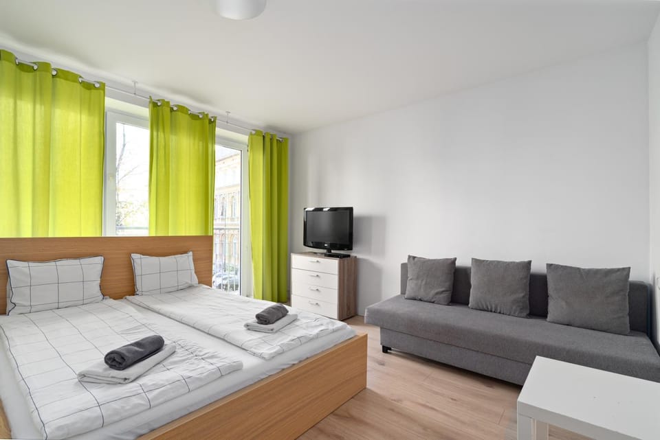 Communal lounge/ TV room, Bed, TV and multimedia, Living room, Photo of the whole room, Seating area, Evening entertainment, Bedroom, towels