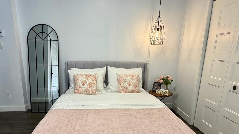 Maison Mosaïque | Glassbrick 1BR near LeonardCohen Apartment in Laval