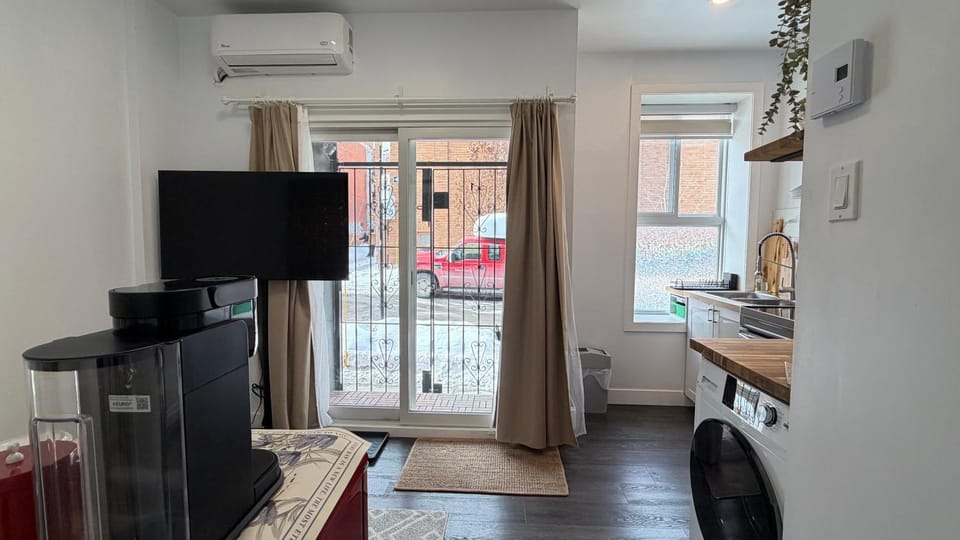 Maison Mosaïque | Glassbrick 1BR near LeonardCohen Apartment in Laval
