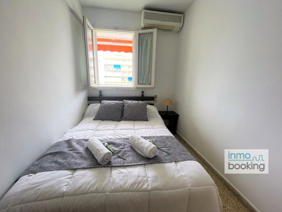 Bed, Photo of the whole room, Bedroom, air conditioner