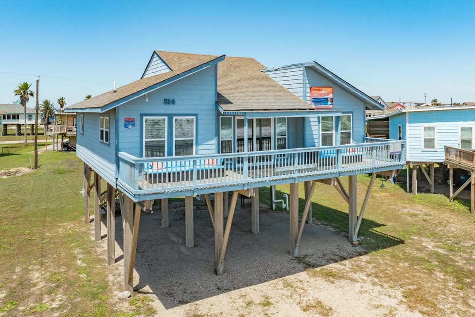 Chelsea By The Sea - Breathtaking Views of Blue House in Surfside Beach