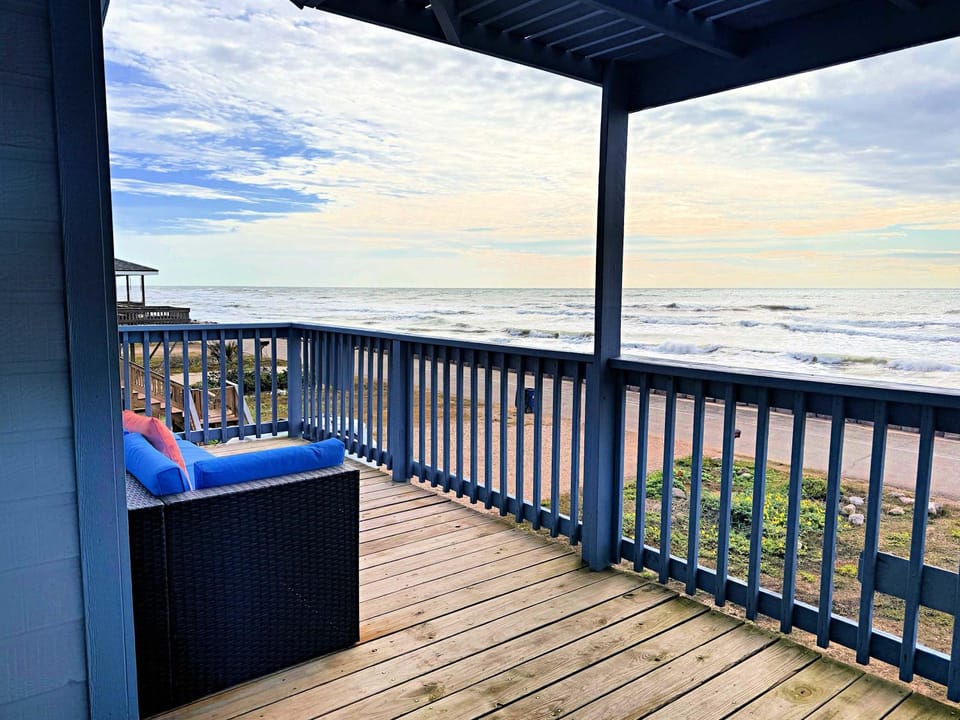 Chelsea By The Sea - Breathtaking Views of Blue House in Surfside Beach