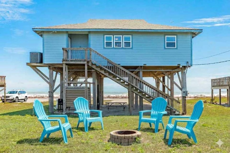 Chelsea By The Sea - Breathtaking Views of Blue House in Surfside Beach