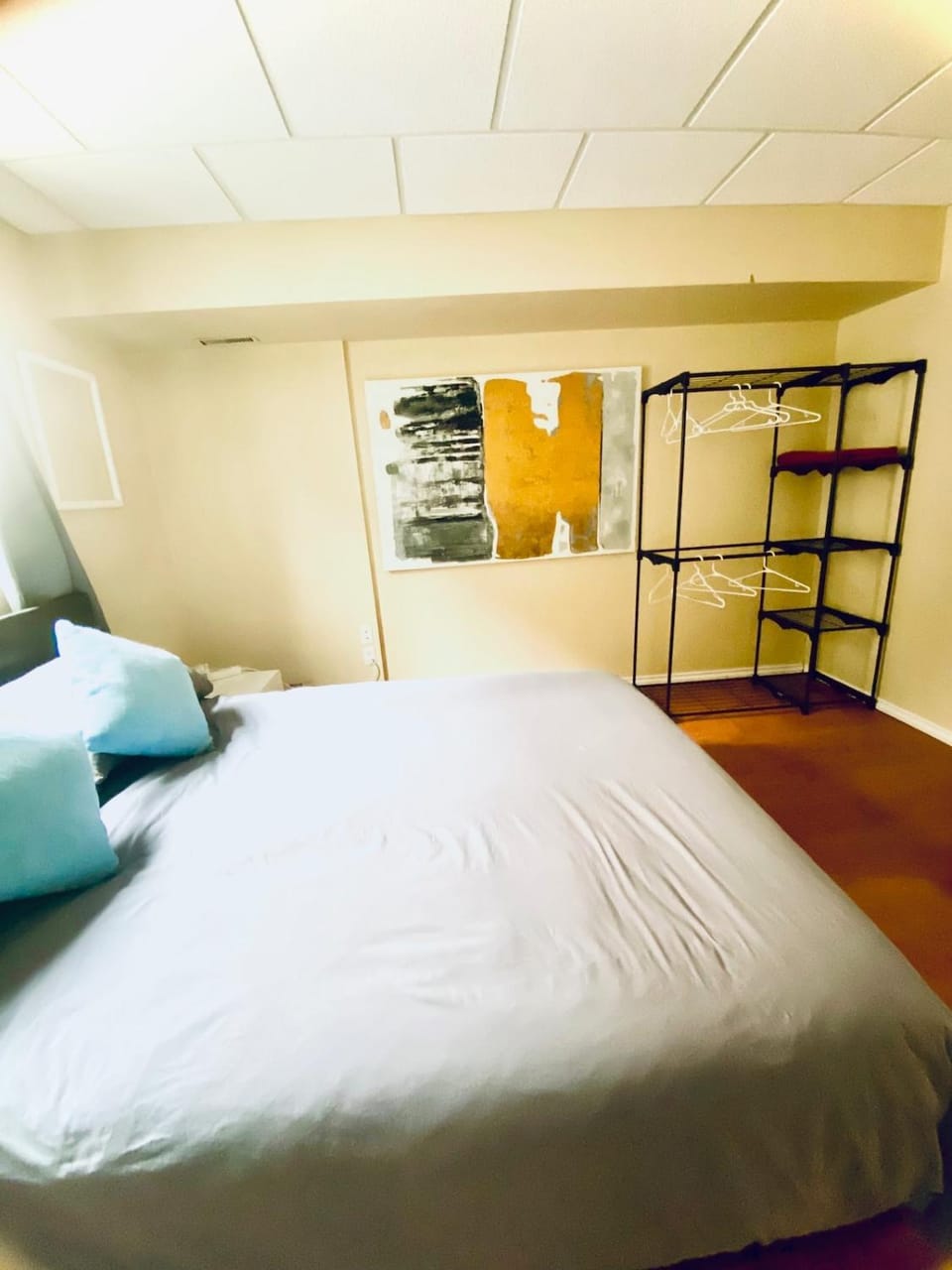 Cozy Queen Suite Near Okanagan Lake Bed and Breakfast in Kelowna