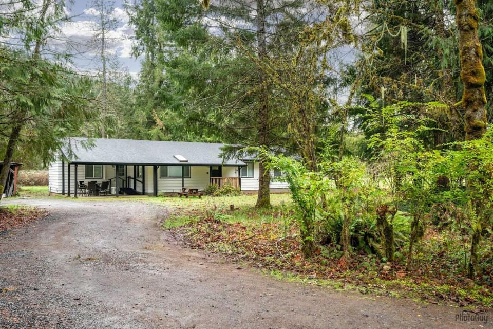 Forest River Farmhouse Retreat Country House in Willamette Valley