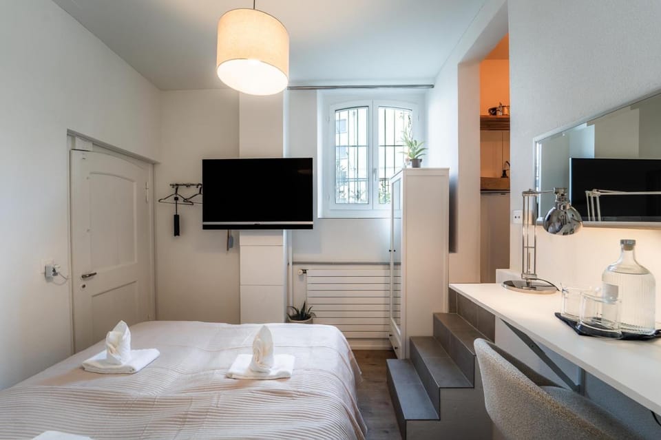 Bed, TV and multimedia, Photo of the whole room, Bedroom, towels, wardrobe