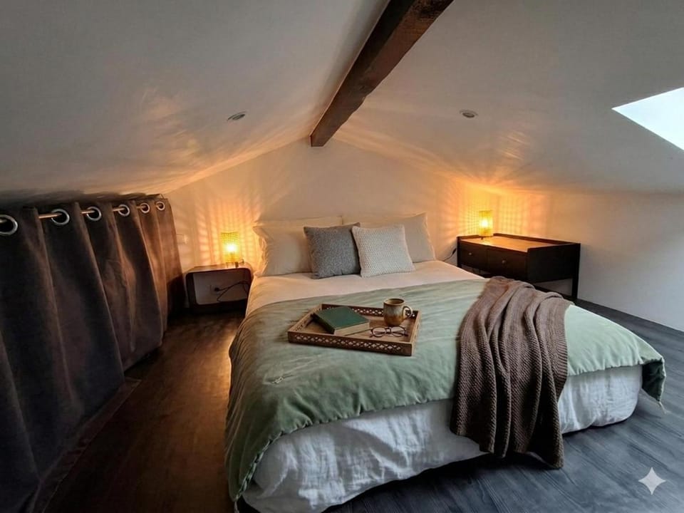 Bed, Photo of the whole room, Bedroom