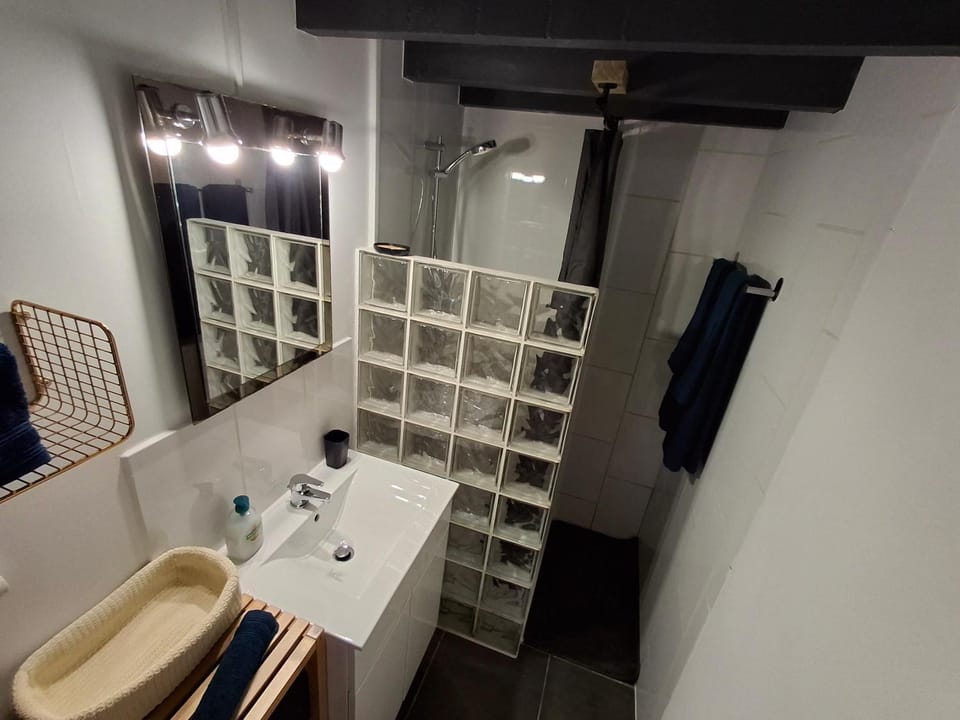 Bathroom, towels