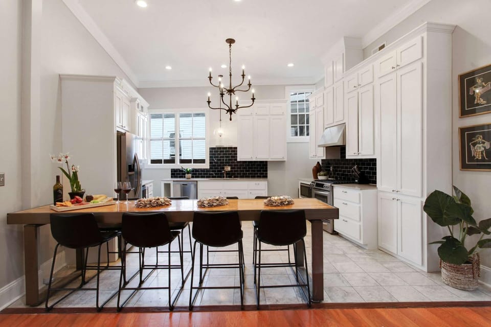 Historic 8BR Inn with Pool Hot Tub House in New Orleans