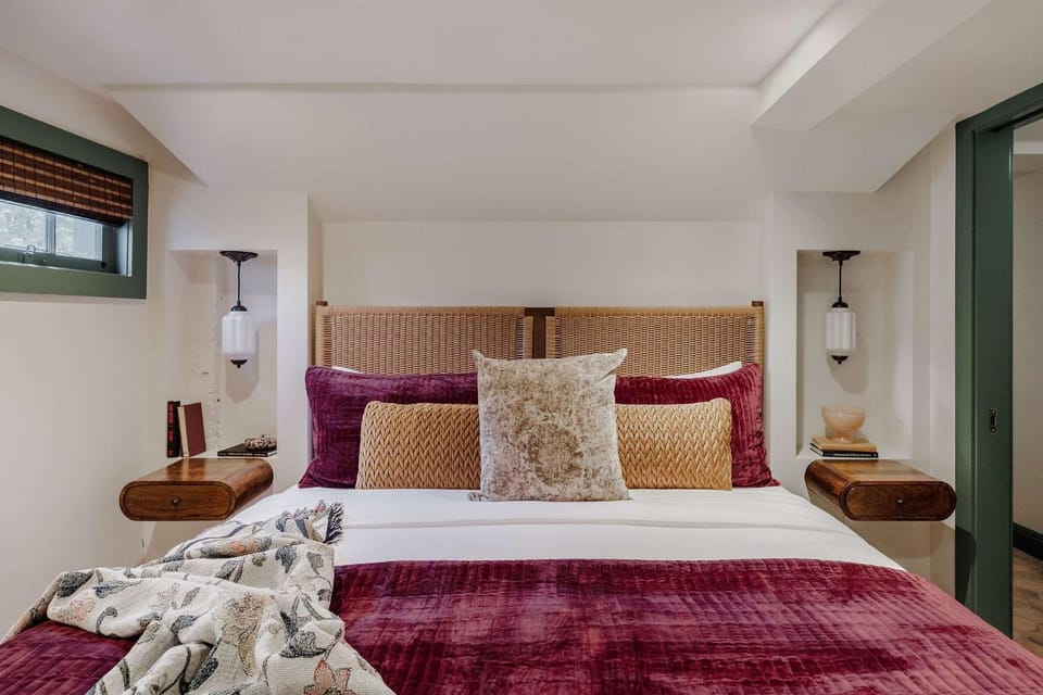 Luxe 6-bedroom Garden District Suite Hotel Pool House in New Orleans