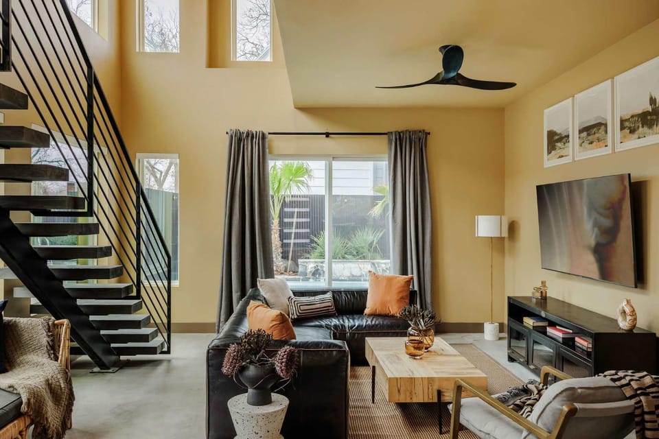 Stylish Home near Downtown Heated Pool House in Austin