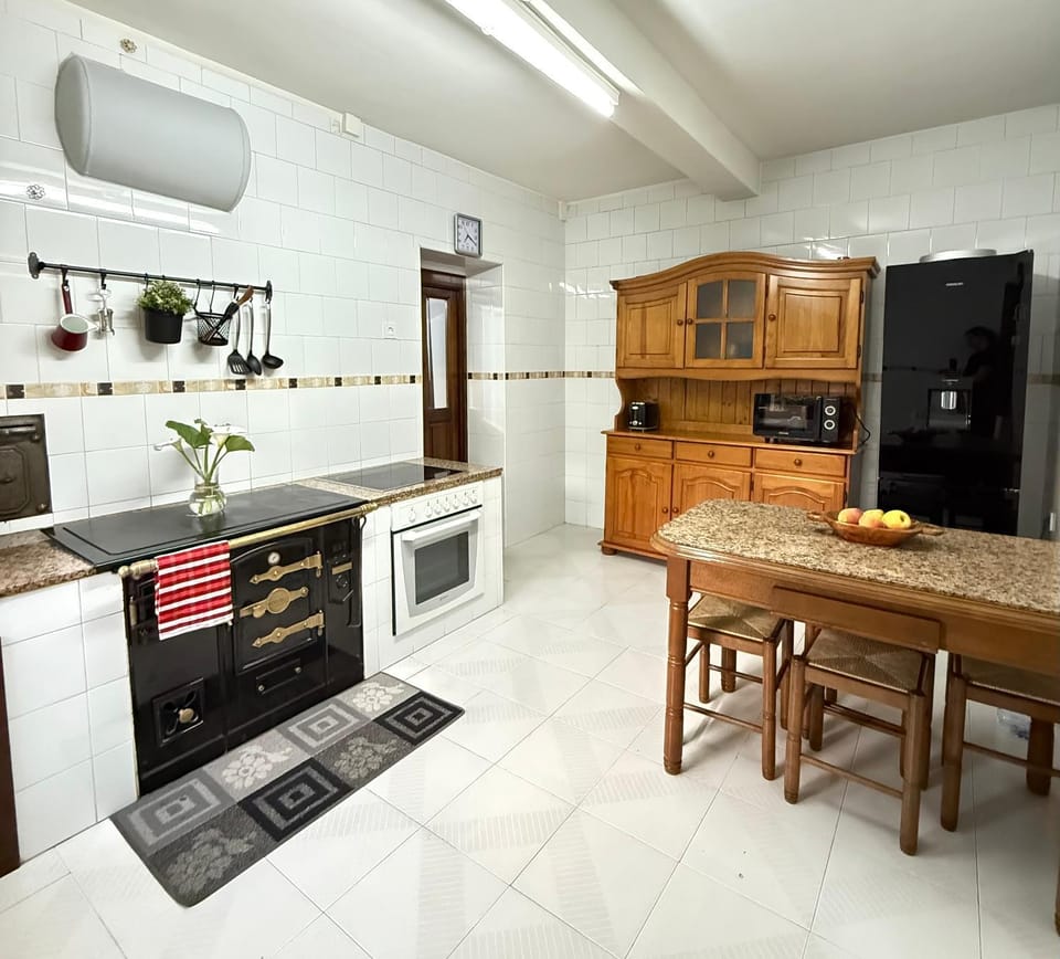 Kitchen or kitchenette, Dining area, dishwasher, oven, pet friendly, stove, toaster