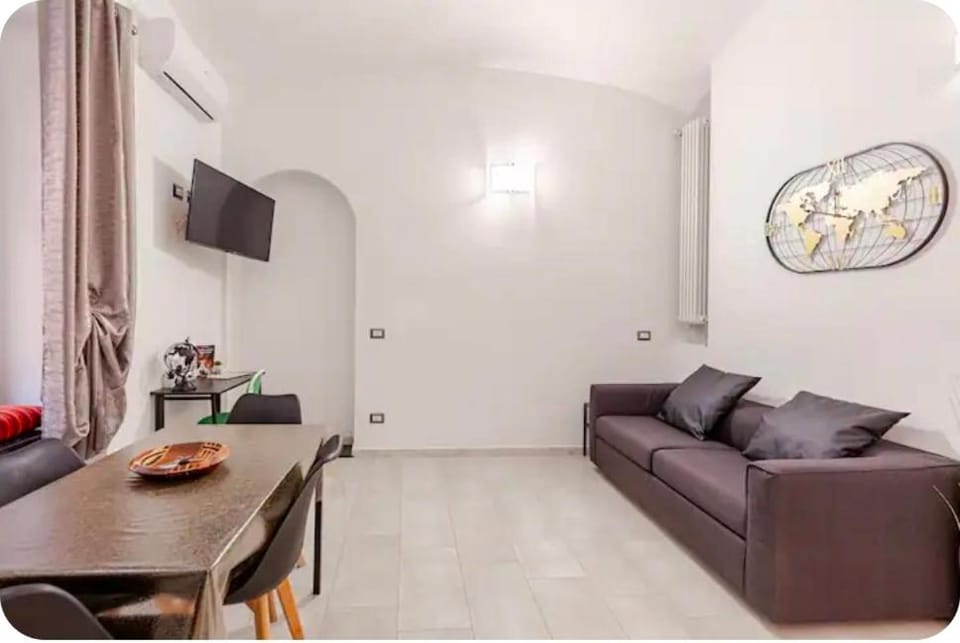TV and multimedia, Kitchen or kitchenette, Living room, Seating area, Dining area