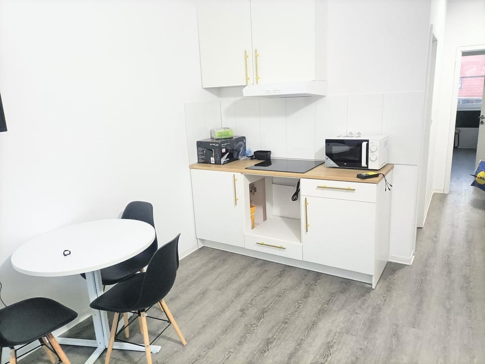 Kitchen or kitchenette, Dining area, stove, toaster