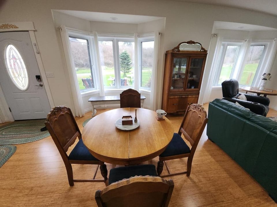 Sunny Farm Stay, Horses & Chickens, On the ODT Apartment in Sequim