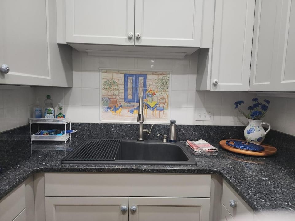 Sunny Farm Stay, Horses & Chickens, On the ODT Apartment in Sequim