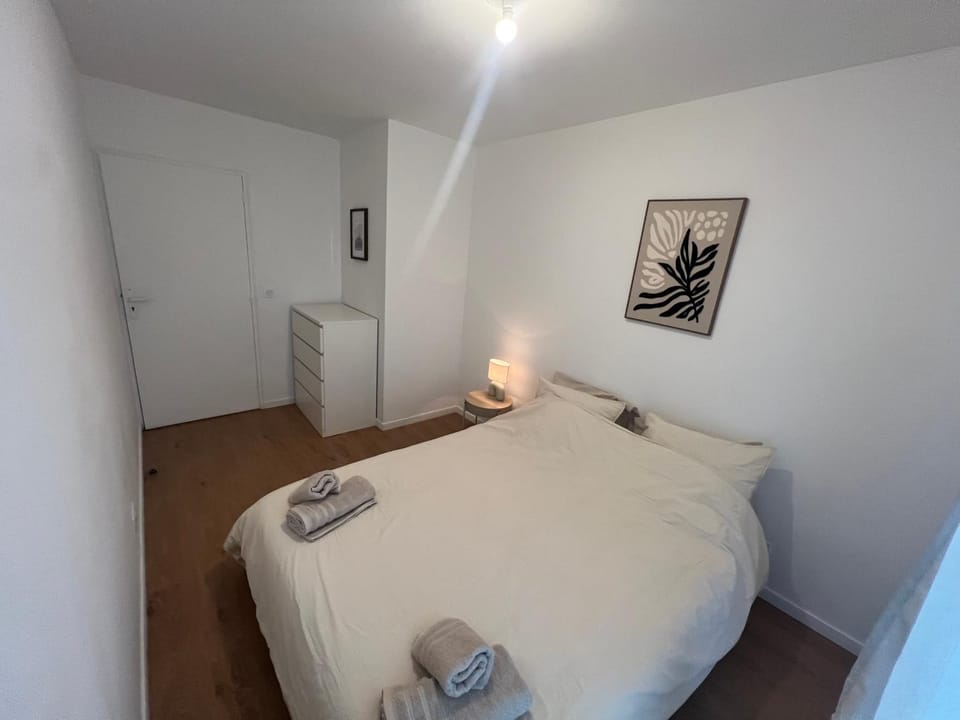 Grand appartement lumineux avec terrasse 3 chambres proche Paris Apartment in Île-de-France
