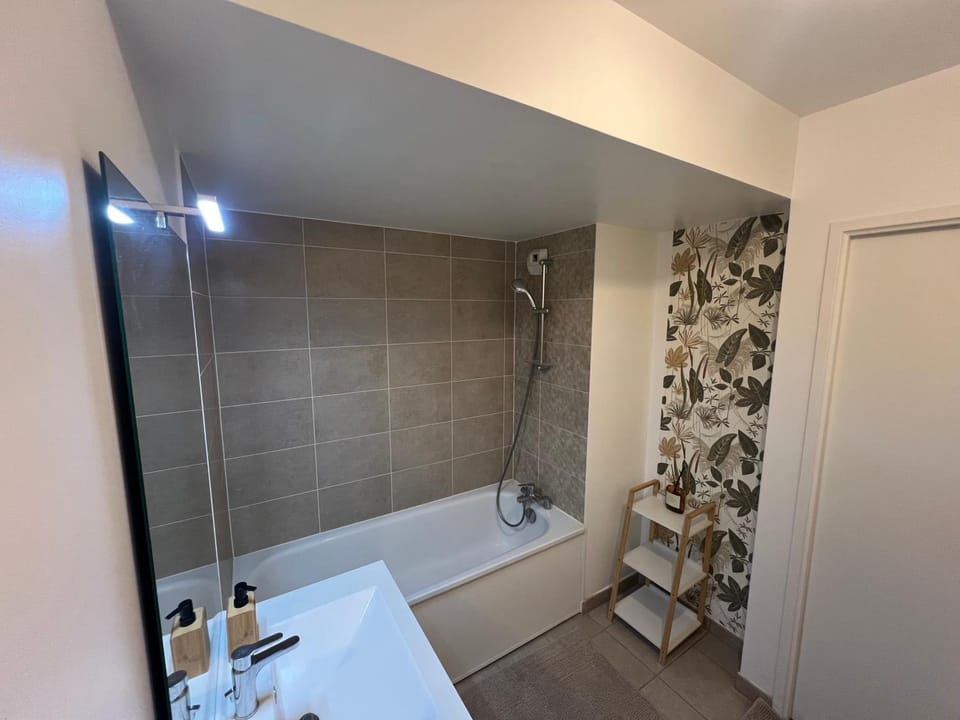 Grand appartement lumineux avec terrasse 3 chambres proche Paris Apartment in Île-de-France