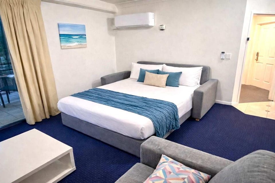 Bed, Living room