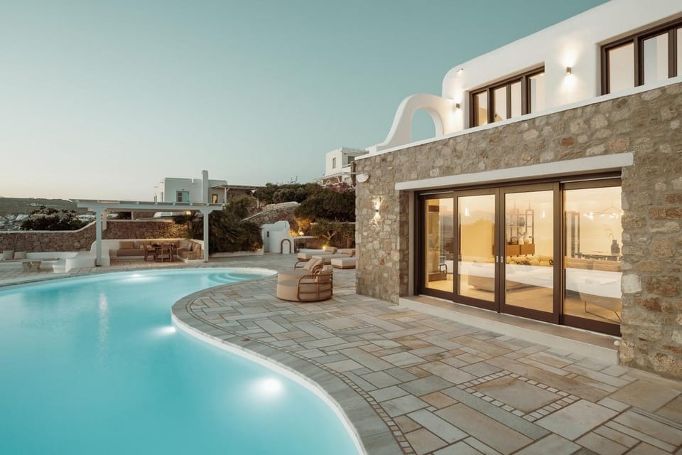 Property building, Patio, Day, Pool view, Swimming pool, sunbed