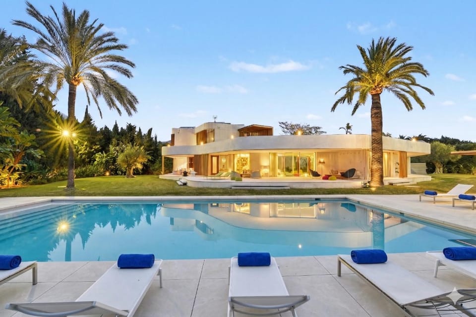 Property building, Garden, Pool view, Swimming pool