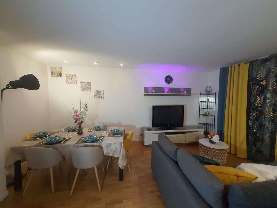 Communal lounge/ TV room, TV and multimedia, Living room, Seating area, Dining area