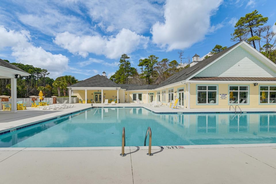 1 Mi to Beach! Sleek Golf and Pool Retreat Apartment in Garden City