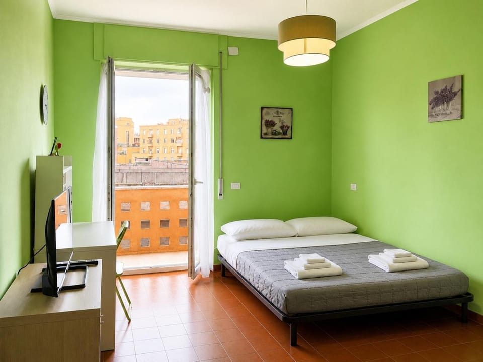 Bed, TV and multimedia, Bedroom, towels