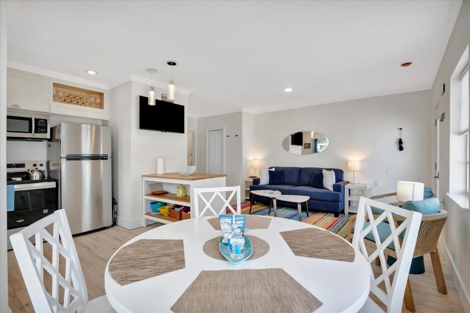 1B1B Resort Condo 2 Blocks to Clearwater Beach Apartment in Clearwater Beach