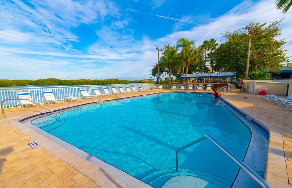 Mangrove View 2BR - Pool Hot Tub & Gym Access House in Ruskin